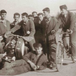 Grupo_con_la_moto_de_D.Rodolfo
