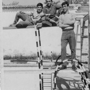 Tres_en_el_trampolin