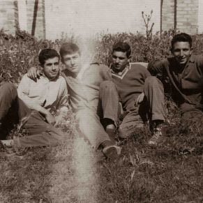 sentados_en_el_Cesped_1963