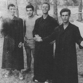 Tres_curas_y_un_monaguillo