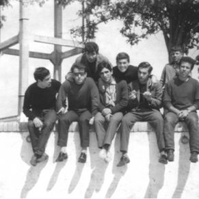 Sentados_en_la_piscina