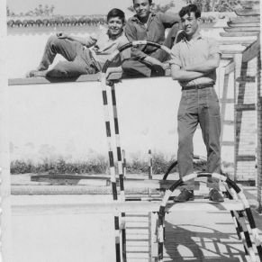 Tres_en_el_trampolin