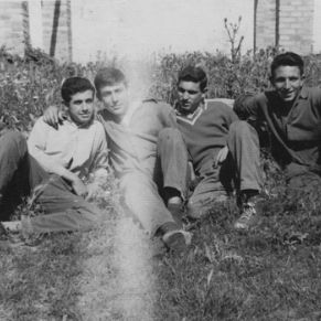 sentados_en_el_Cesped_1963