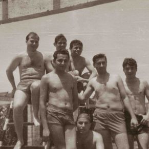 Grupo_en_l_apiscina_1955